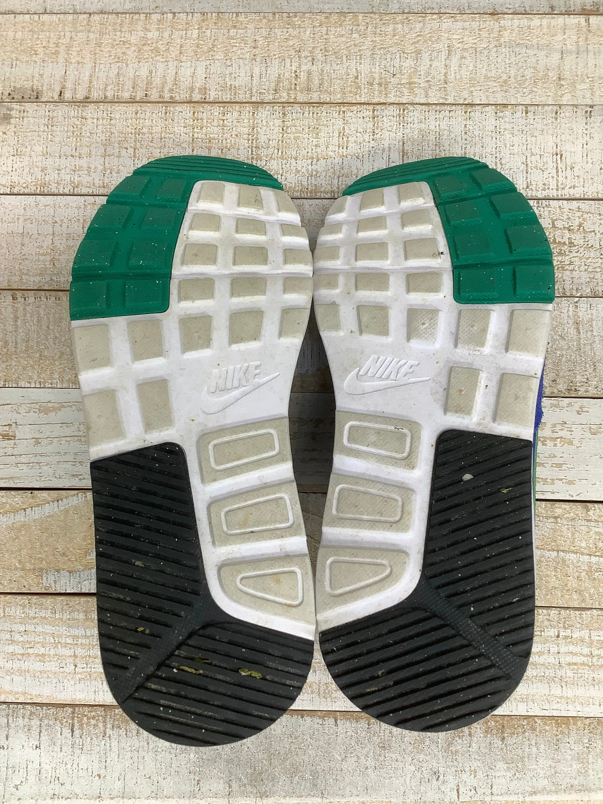 White Shoes Athletic Nike, Size 6 nike