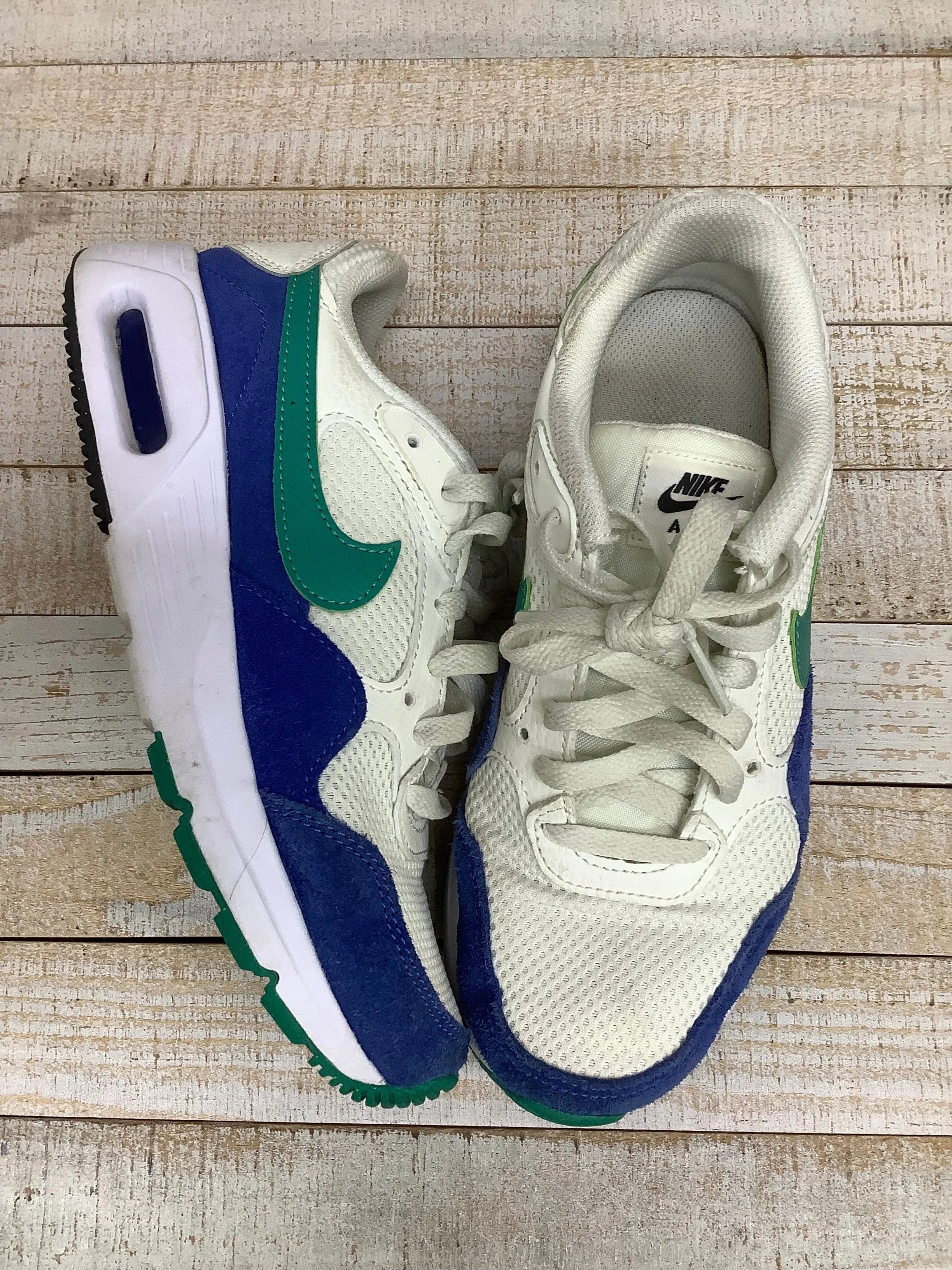 White Shoes Athletic Nike, Size 6 nike