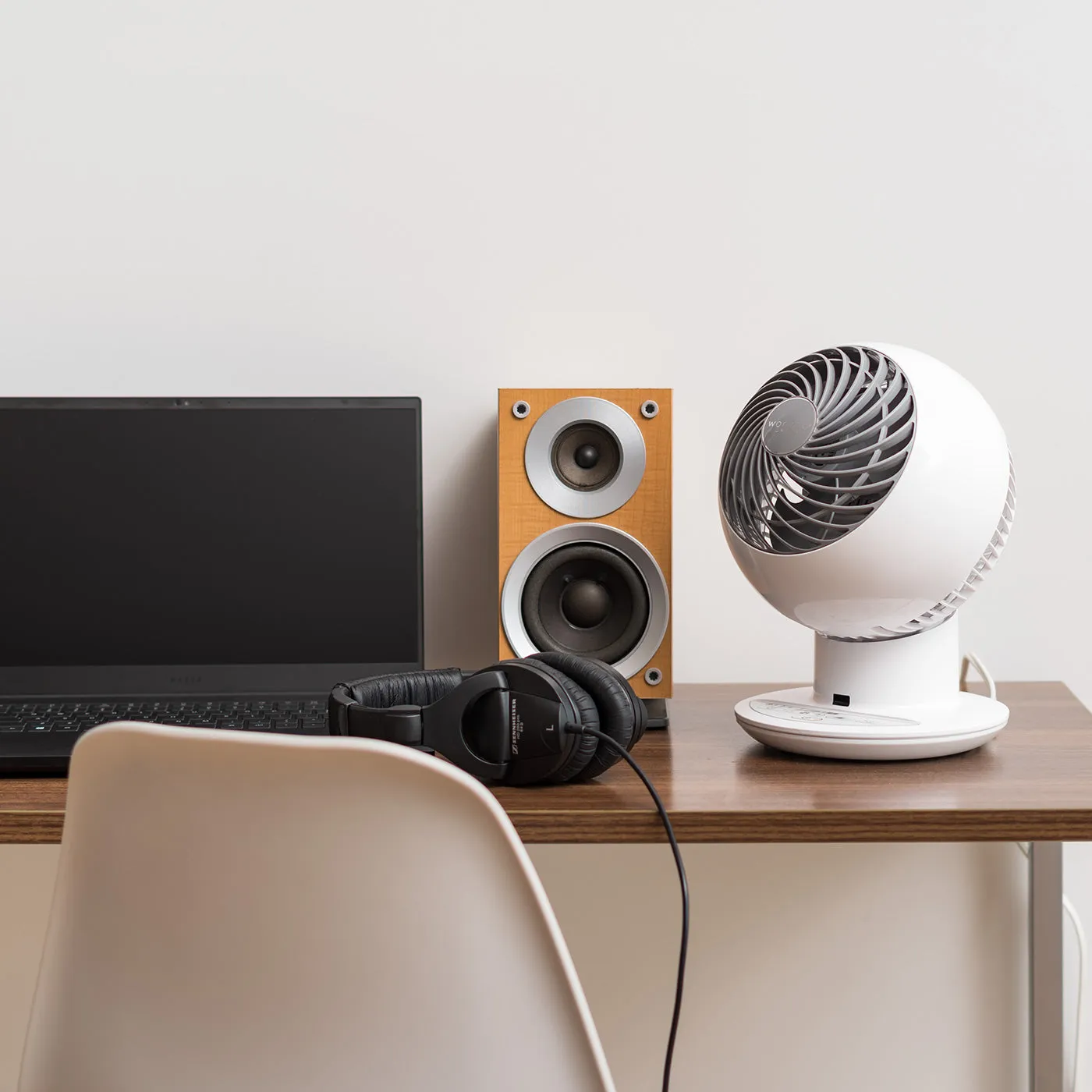 WOOZOO Globe Fan Medium - Horizontal Oscillation, Vertical Tilt, Remote